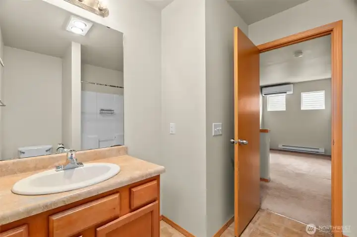 Full hall bath upstairs
