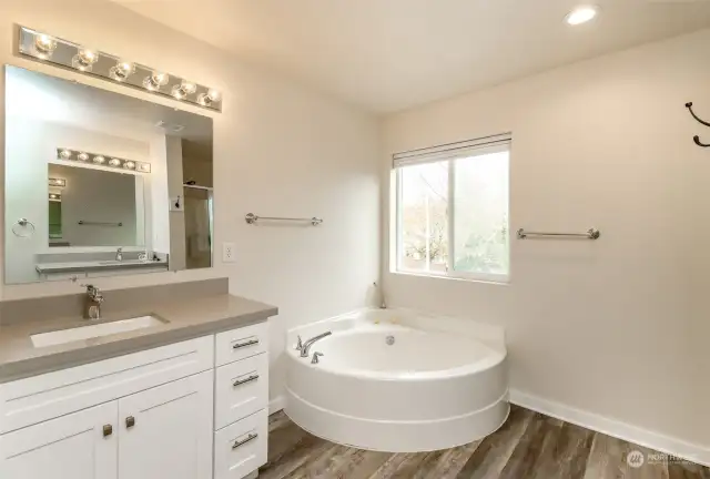 Soaking tub, 2 vanities & walk-in closet