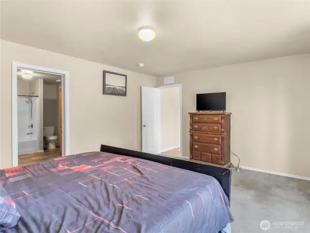 Primary bedroom has a 5 piece ensuite bathroom