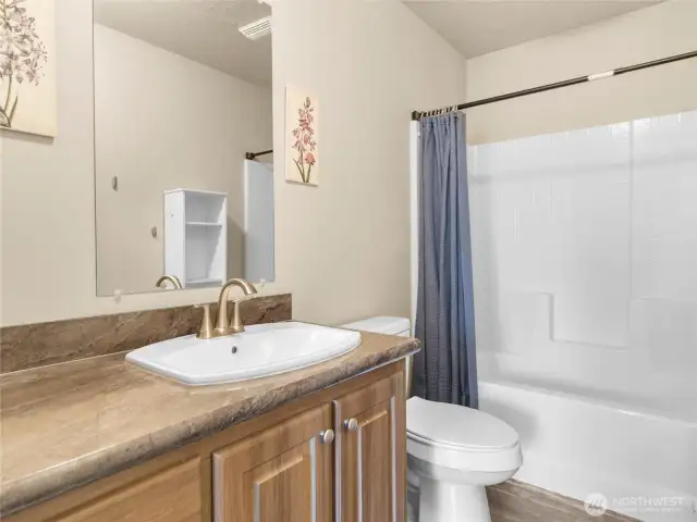 Hall bathroom between bedroom and den/office