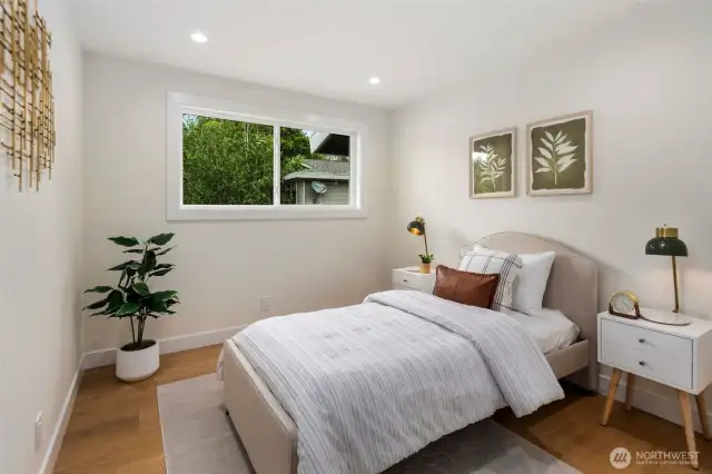 Upstairs bedroom (3/5)