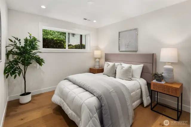 Downstairs bedroom (4/5)