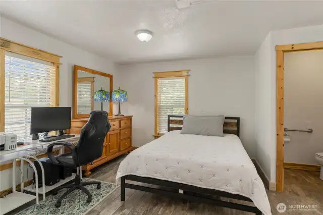 Shop Upstairs bedroom & Bathroom 1