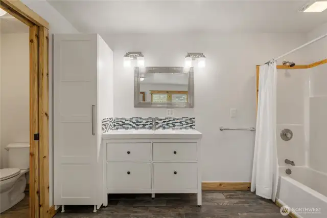 Shop Upstairs bedroom & Bathroom 1
