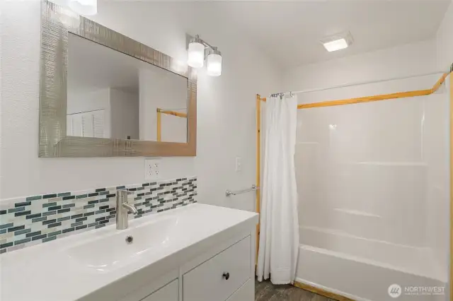 Shop Upstairs bedroom & Bathroom 1