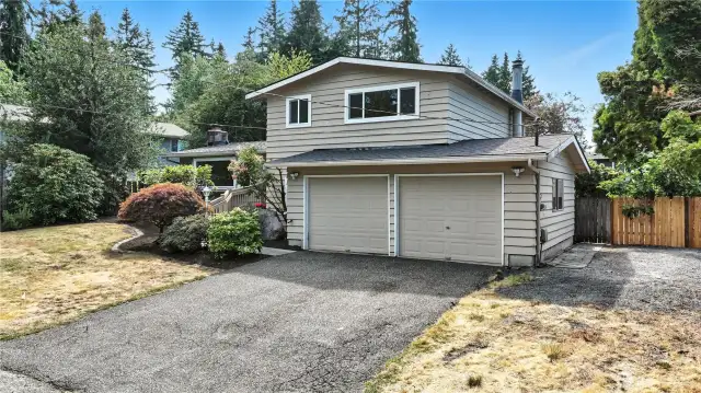 Welcome home to this Edmonds tri level!