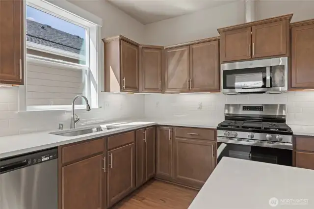 The kitchen has a gas bbq, microhood and dishwasher.