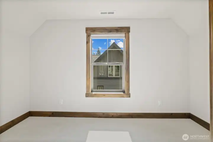 Spacious bunkroom, for 2 sets of triple bunks