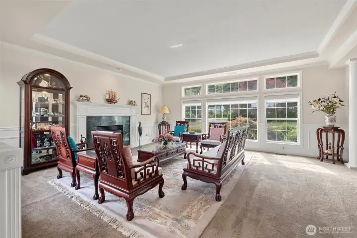 Living Room w/gas fireplace