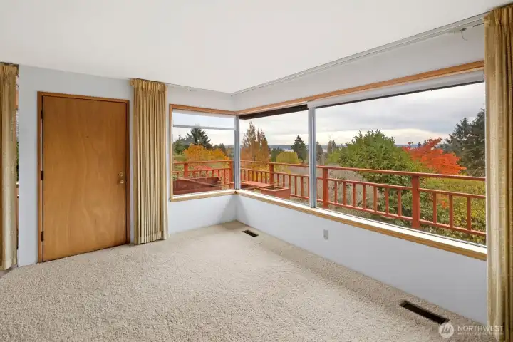 Wall-of windows let nature inside