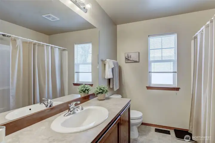 Upper hall full bath