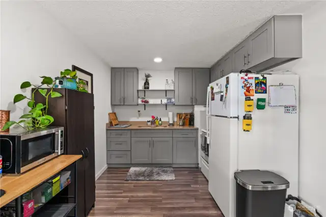 Ample light in this full kitchen!