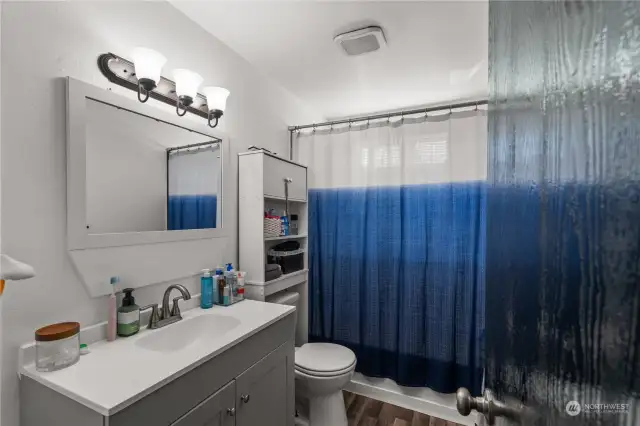 Full bathroom (shower/tub)