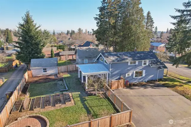 Full view of driveway and large yard