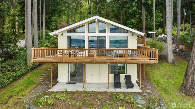 Wrapround deck for outdoor living