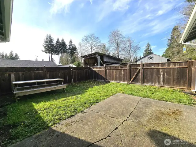 outside area fenced with picnic table