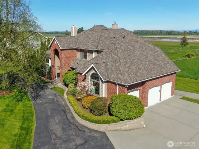 Elegant Circular Driveway- Large 3 Car Garage