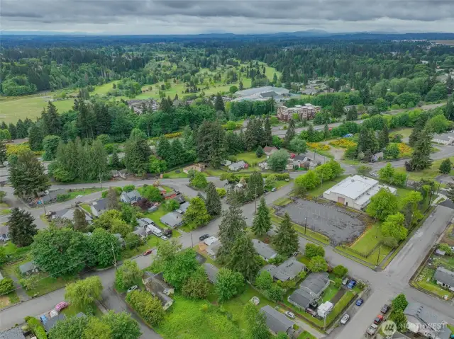 minutes to Tumwater golf course, Valley fitness center
