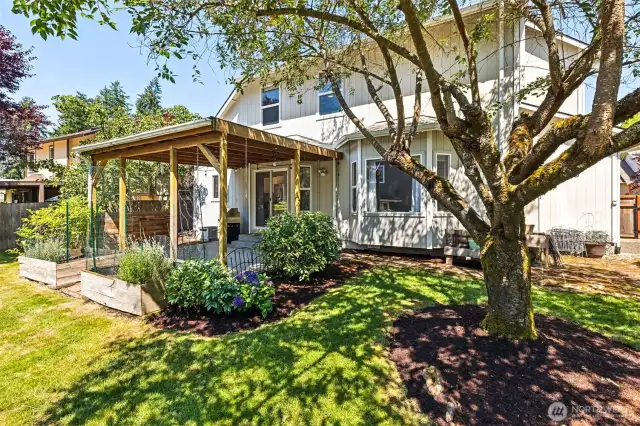 Large lot with fully-fenced backyard with covered patio