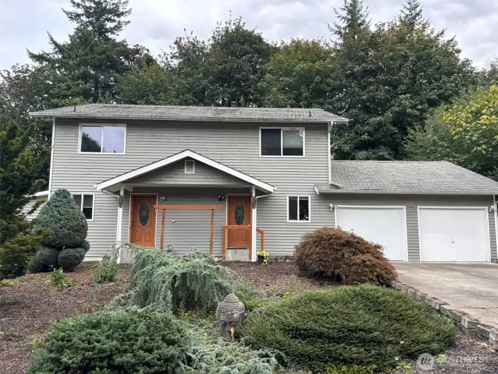2016 sq ft Duplex with front & rear yard