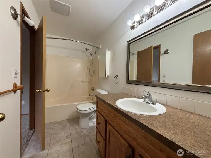 Shared ensuite full bath