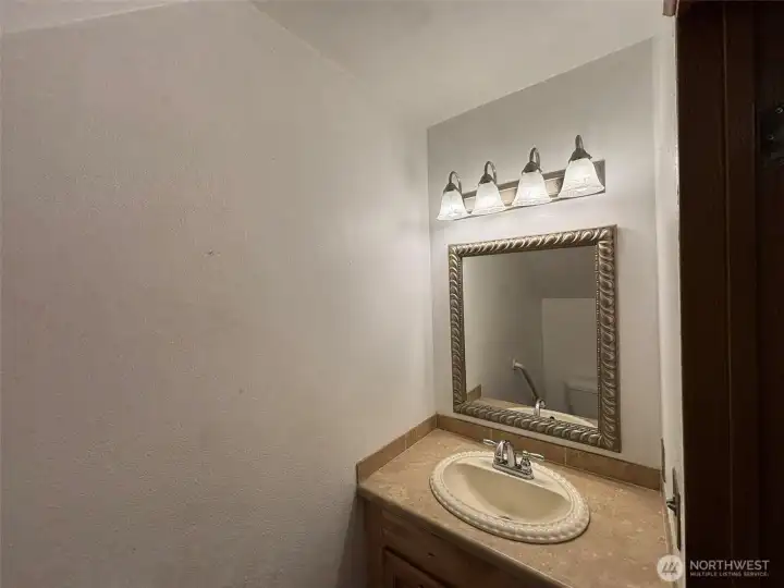 Downstairs guest 1/2 bath