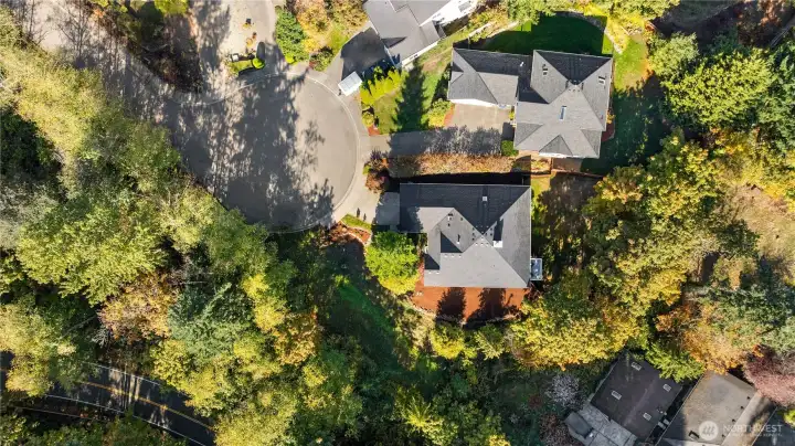 Beautifully sited at the end of this cul-de-sac for great privacy and security.