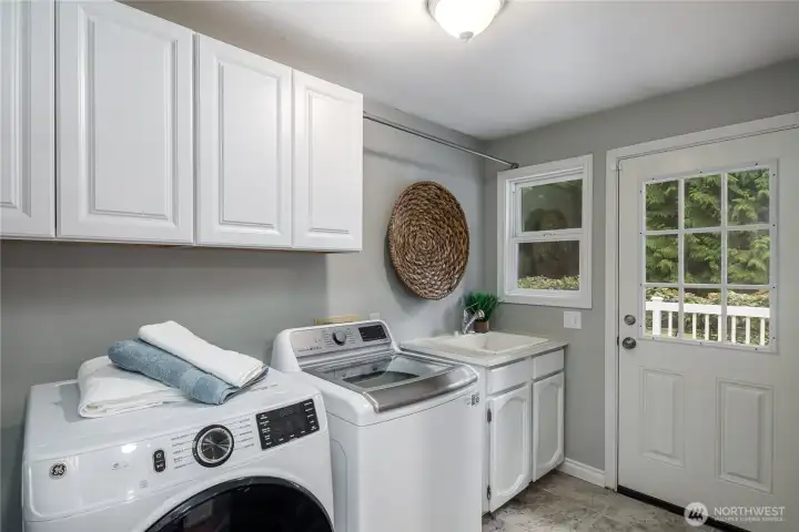 Spacious utility room...washer and dry stay!
