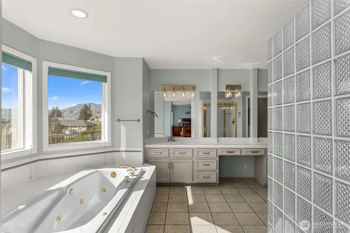 Jacuzzi tub with timer switch