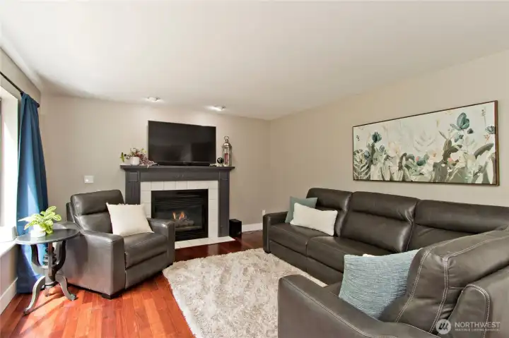 The welcoming living room offers a cozy atmosphere, highlighted by a beautiful gas fireplace for those relaxing evenings at home. The welcoming living room offers a cozy atmosphere, highlighted by a beautiful gas fireplace for those relaxing evenings at home.