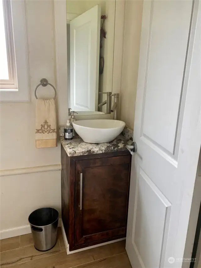 Another photo of the 1/2 bath!
