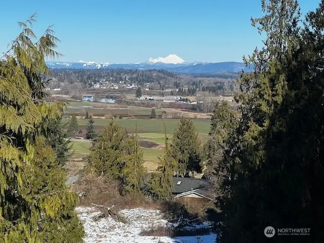 Clear Valley Views with the Snohomish River dotting the landscape!