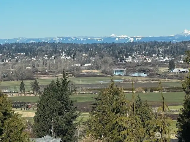 Snow is out on the peaks of the Cascade Mountains!  Imagine watching the sunrise over this vista, or hot air balloons sailing by in summer!