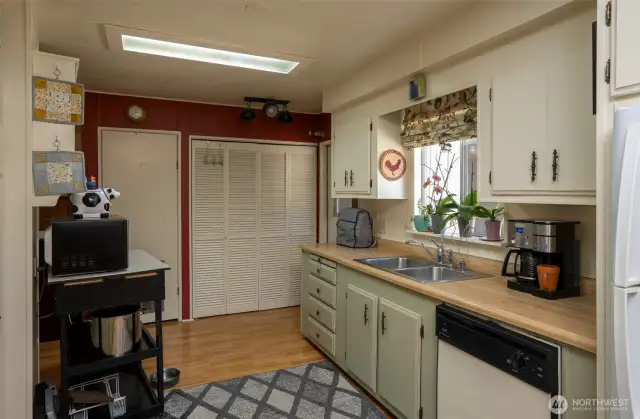 Washer/Dryer/pantry off kitchen