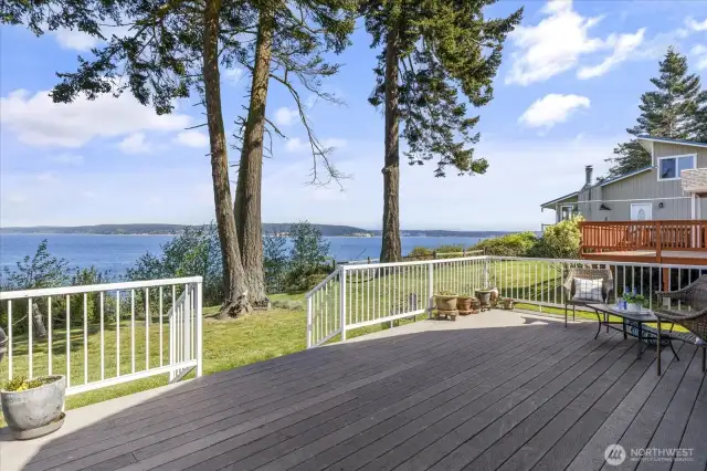 Expansive deck