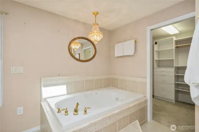 Jacuzzi tub in primary bathroom