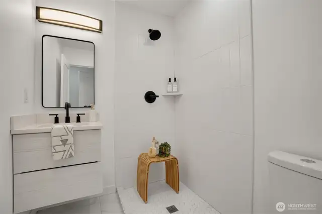 bathroom 2, with shower