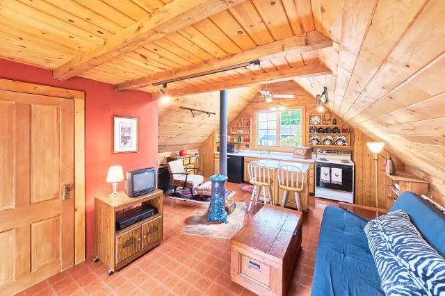 Your guests will be extremely comfortable in this fully outfitted studio apartment.