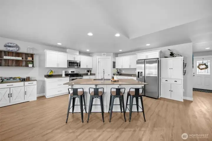 Convenient eat-in kitchen