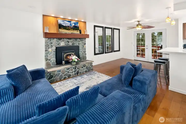 Wood Firepalace/living room