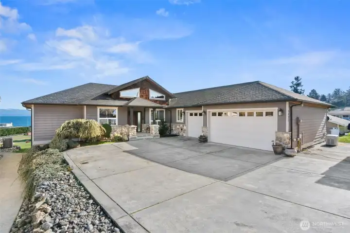 3-Car heated garage and whole home auto generator