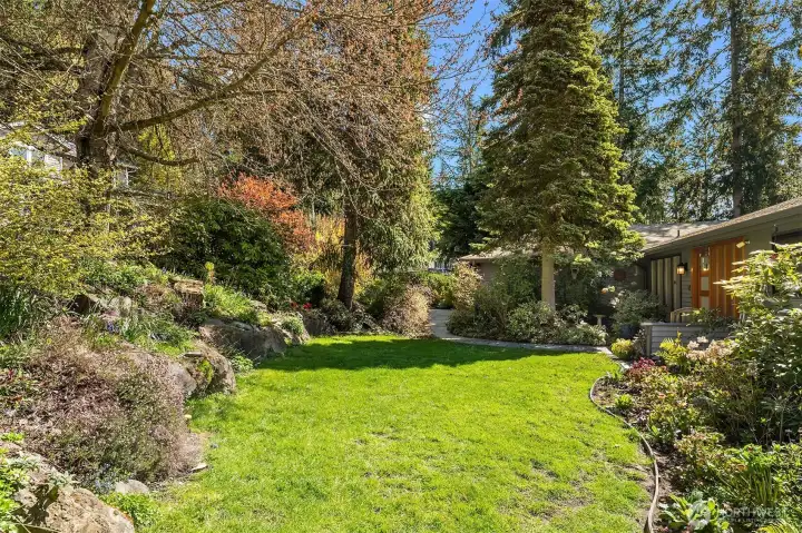 Waverly Hills boasts exclusive access to 400' of Lake Sammamish waterfront, boat launch, dock, picnic area and beach/swim area. A true sense of community (only 106 homes).