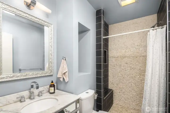 Lower level 3/4 bath.