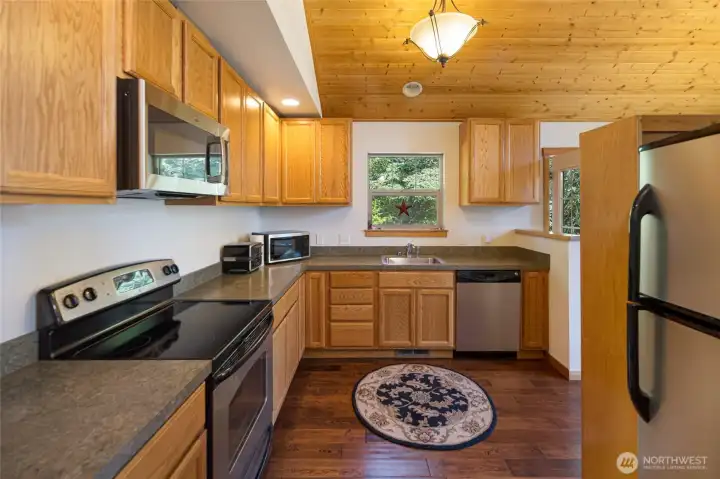 Stainless appliances and abundant cabinet space...