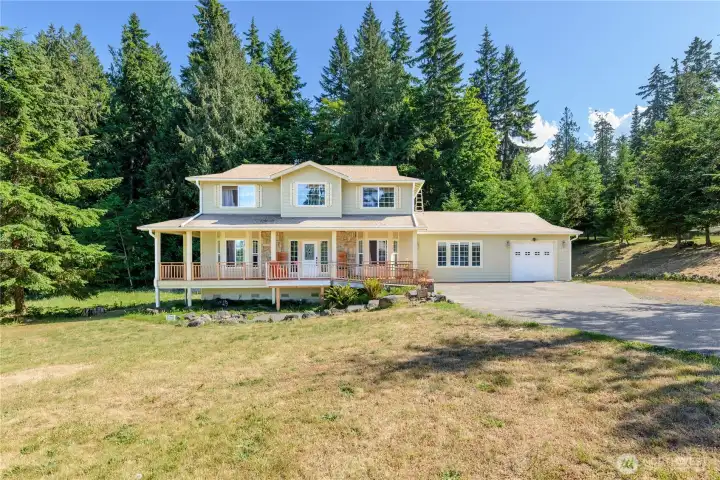 Welcome to 637 Del Guzzi Drive!