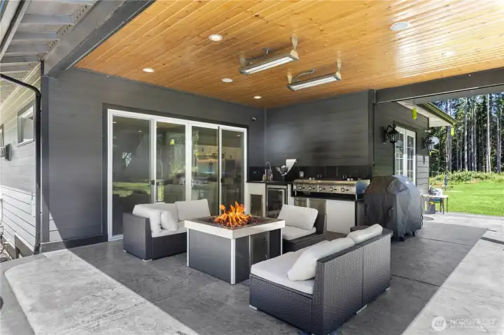 Patio w/ 60" grill