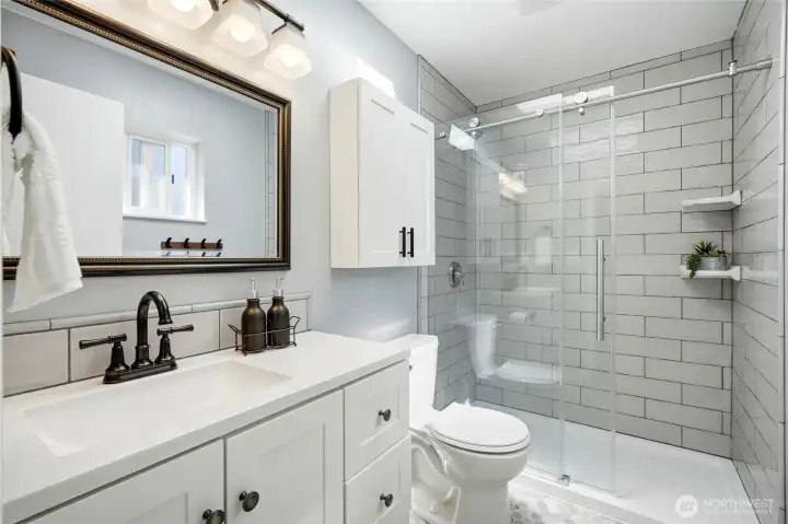 The newly updated ensuite bathroom adds modern style and convenience. The newly updated ensuite bathroom adds modern style and convenience.