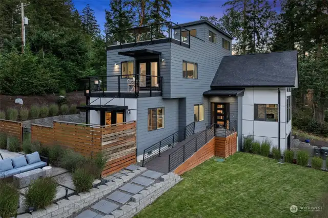 This is the type of home you don't find everywhere in the PNW. The modern contemporary design is a breath of fresh air in an area where Craftsman style homes are the norm.