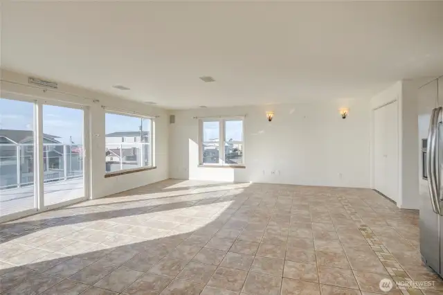 And now we're at the top floor. Large and sunny space open for possibilities.