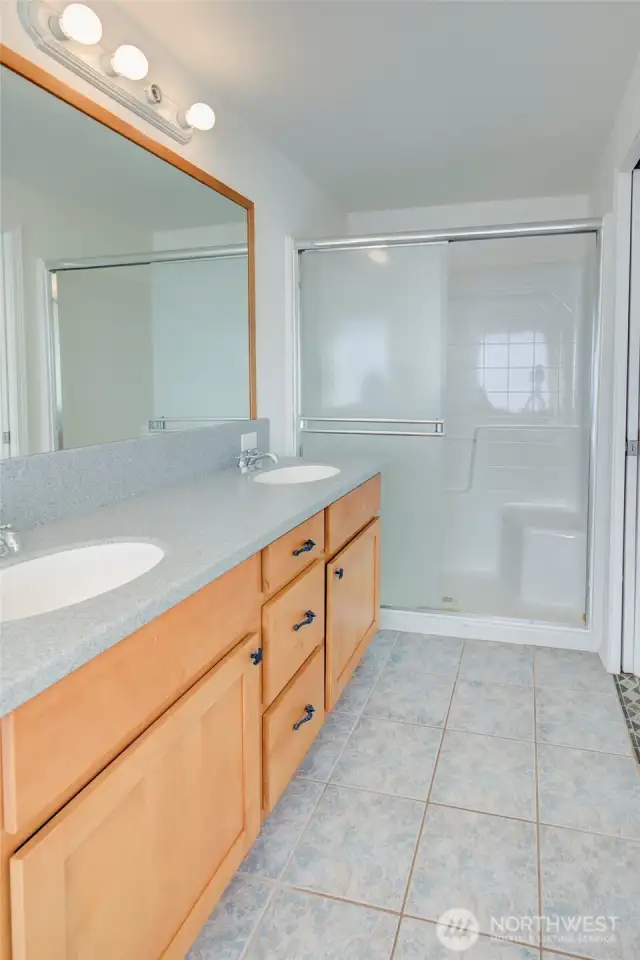 Top floor 5 piece primary bath.